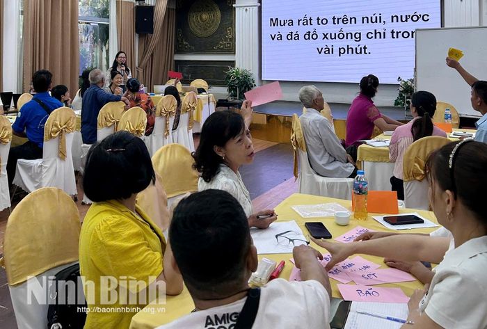 Các hội viên tích cực tham gia thảo luận các tình huống phòng, chống thiên tai, dịch bệnh.