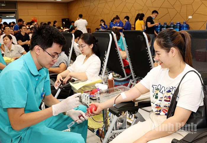 Tình nguyện viên tham gia hiến máu.