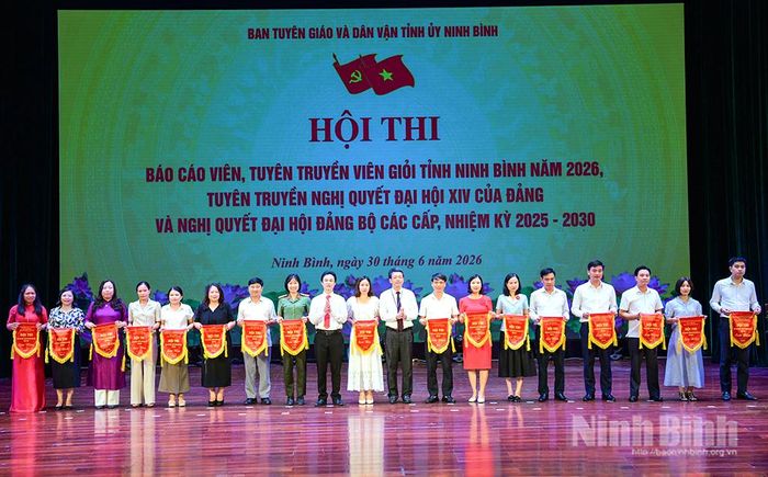 Ban Tổ chức Hội thi tặng cờ lưu niệm cho các đơn vị tham gia vòng chung khảo Hội thi.