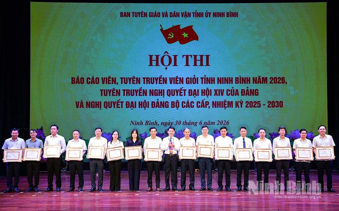 Đồng chí Nguyễn Đức Toàn, Ủy viên Ban Thường vụ Tỉnh ủy, Trưởng Ban Tuyên giáo và Dân vận Tỉnh ủy khen thưởng các đơn vị có thành tích xuất sắc trong công tác tổ chức hội thi tại cơ sở.