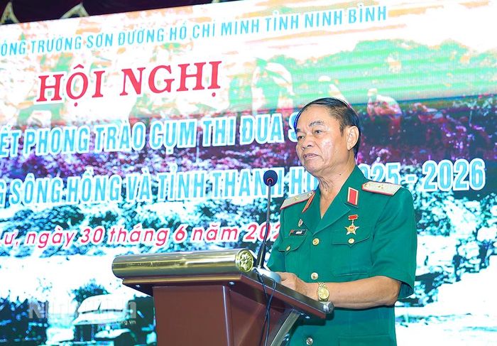 Lãnh đạo Hội Truyền thống Trường Sơn - Đường Hồ Chí Minh Việt Nam phát biểu tại hội nghị.