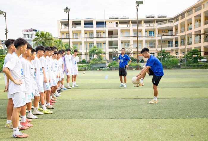 Trợ lý đội U15 nam Ngô Tuấn Đạt hỗ trợ HLV trưởng hướng dẫn động tác bóng cho cầu thủ.