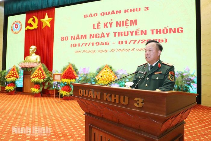 Thiếu tướng Khúc Thành Dư, Ủy viên Thường vụ Đảng ủy, Phó Chính ủy Quân khu 3 phát biểu tại buổi lễ.