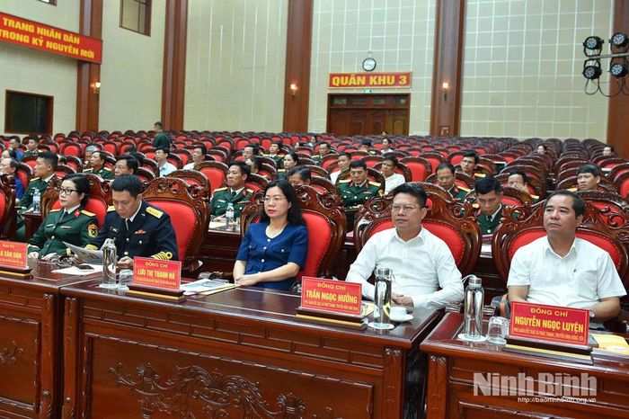 Các đại biểu dự buổi lễ.