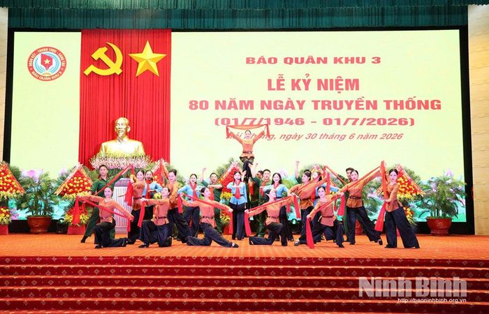 Văn nghệ chào mừng buổi lễ.