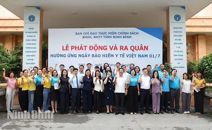 Các đại biểu hô khẩu lệnh quyết tâm triển khai lễ ra quân thắng lợi.