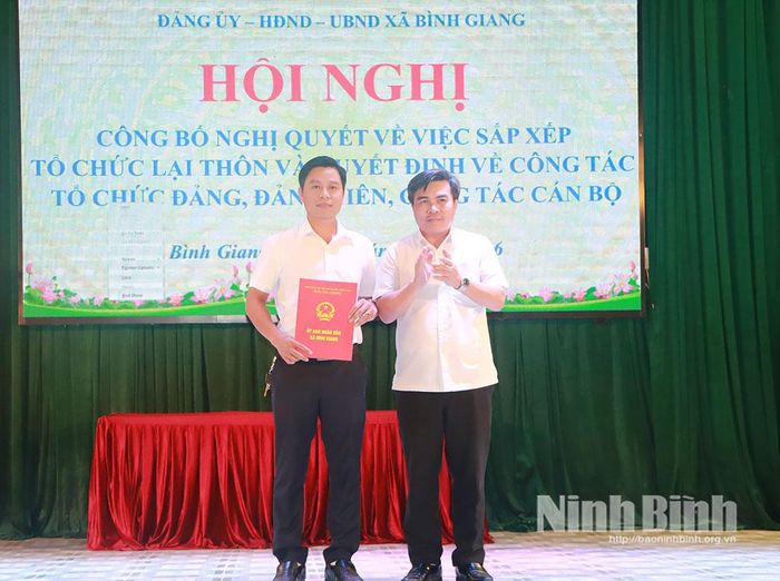 Lãnh đạo UBND xã trao Quyết định chỉ định trưởng thôn (lâm thời) thôn Bồ Đề.