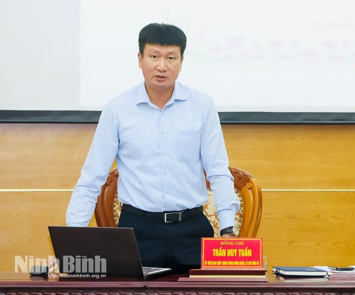 Đồng chí Trần Huy Tuấn, Ủy viên Trung ương Đảng, Bí thư Tỉnh ủy phát biểu kết luận hội nghị.