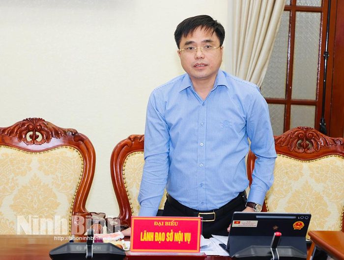Đồng chí Bùi Văn Hoàng, Tỉnh ủy viên, Giám đốc Sở Nội vụ phát biểu tại hội nghị.