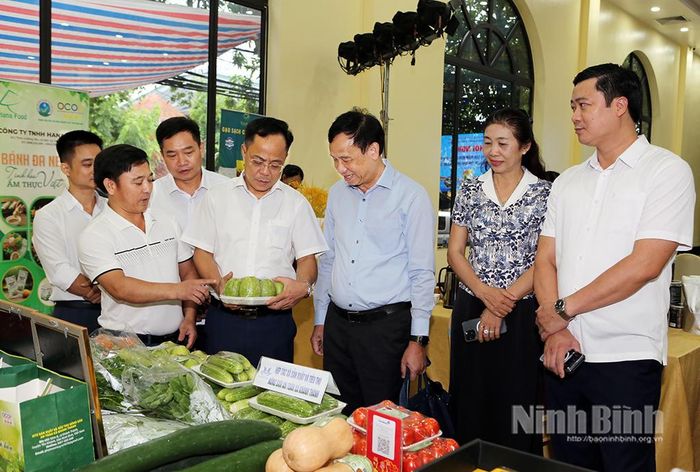 Các đại biểu tham quan sản phẩm rau, củ, quả sản xuất đạt tiêu chuẩn VietGAP trưng bày tại hội nghị.