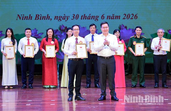 Đồng chí Trần Đăng Quỳnh, Ủy viên dự khuyết Trung ương Đảng, Phó Bí thư Thường trực Tỉnh ủy trao giải Nhì cho thí sinh Quách Đình Phúc thuộc Đảng bộ các Cơ quan Đảng tỉnh.