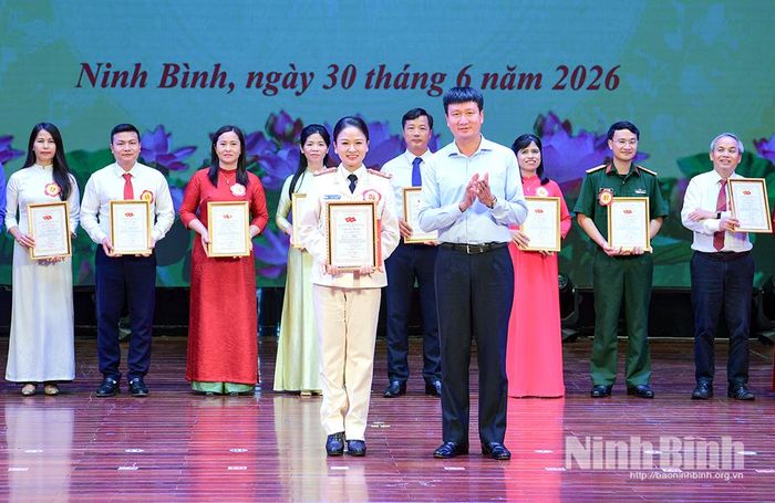 Đồng chí Trần Huy Tuấn, Ủy viên Trung ương Đảng, Bí thư Tỉnh ủy trao giải Nhất cho thí sinh Lương Thị Trang thuộc Đảng bộ Công an tỉnh.
