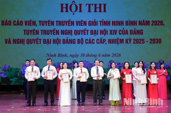 Đồng chí Khúc Mạnh Kiên, Tỉnh ủy viên, Phó Trưởng Ban Tuyên giáo và Dân vận Tỉnh ủy trao giải Khuyến khích cho các thí sinh.