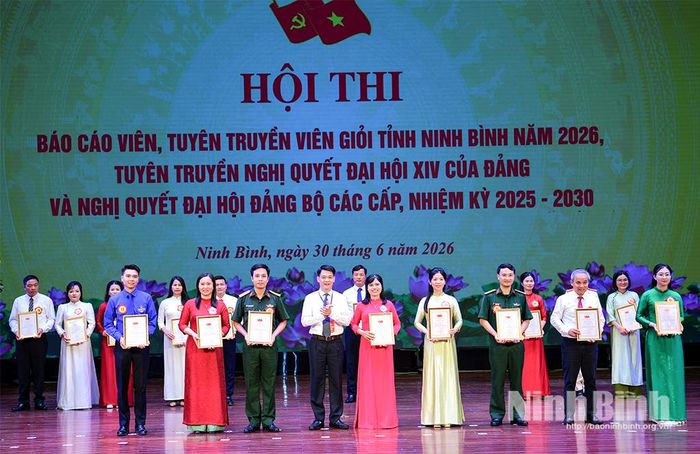Đồng chí Nguyễn Đức Toàn, Ủy viên Ban Thường vụ Tỉnh ủy, Trưởng Ban Tuyên giáo và Dân vận Tỉnh ủy trao giải Ba cho các thí sinh.