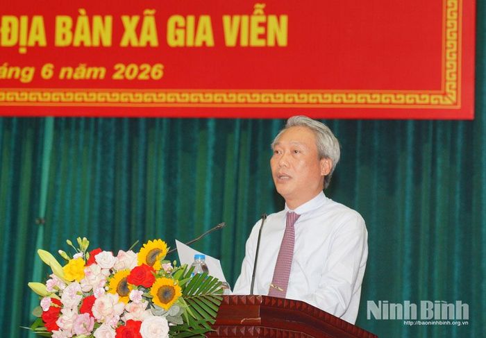 Đồng chí Phạm Văn Tam, Bí thư Đảng ủy, Chủ tịch HĐND xã Gia Viễn phát biểu tại hội nghị. Ảnh: Bùi Linh