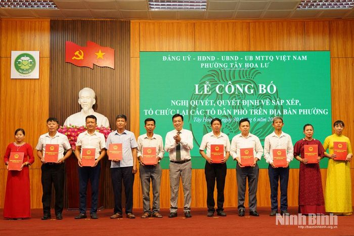 Lãnh đạo phường Tây Hoa Lư trao quyết định về thành lập các tổ dân phố mới cho các Tổ trưởng Tổ dân phố. Ảnh: Hoa Hiên