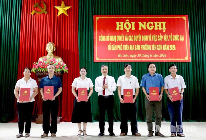 Đồng chí Bí thư Đảng ủy phường Yên Sơn trao quyết định chỉ định Bí thư các Chi bộ tổ dân phố. Ảnh: Minh Đường