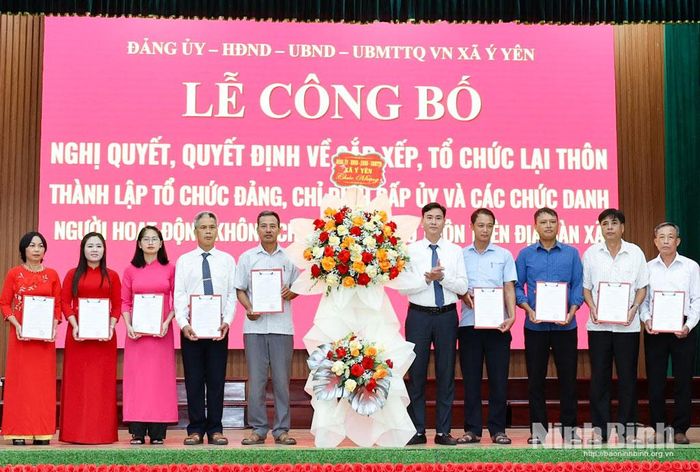 Lãnh đạo Ủy ban MTTQ Việt Nam xã Ý Yên trao các quyết định thành lập Ban công tác Mặt trận các thôn. Ảnh: Viết Dư