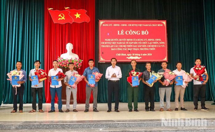 Lãnh đạo xã Chất Bình trao Quyết định cho các Trưởng thôn sau sắp xếp. Ảnh: Lê Dũng