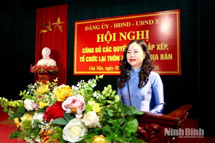 Đồng chí Nguyễn Thị Hồng Hạnh, Tỉnh ủy viên, Bí thư Đảng ủy, Chủ tịch HĐND xã Gia Vân phát biểu tại hội nghị. Ảnh: Ánh Trần