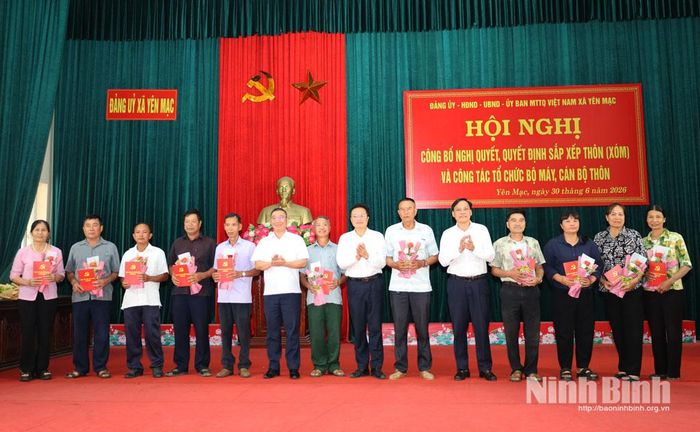 Lãnh đạo xã tặng hoa tri ân những đóng góp của các đồng chí Bí thư chi bộ, Trưởng thôn, Trưởng ban Công tác Mặt trận các thôn, xóm nghỉ công tác sau sắp xếp. Ảnh: Đinh Huyền