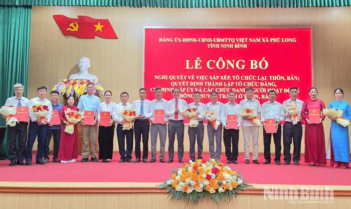 Lãnh đạo xã Phú Long trao quyết định cho các Trưởng thôn, Trưởng bản lâm thời. Ảnh: Thủy Lam
