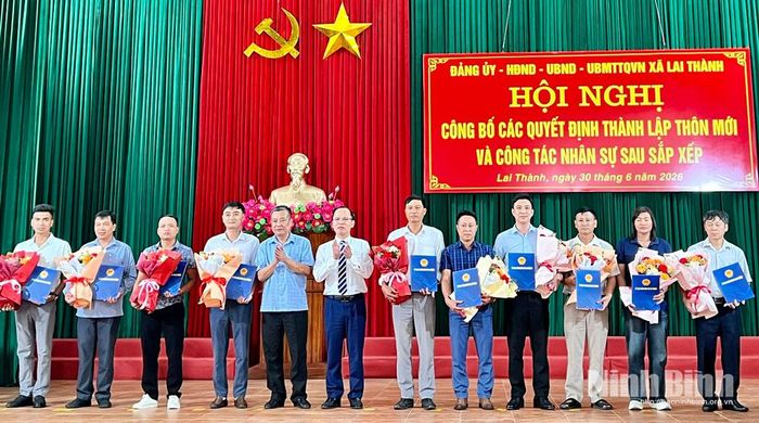 Lãnh đạo xã Lai Thành trao các quyết định và tặng hoa chúc mừng các đồng chí Trưởng thôn lâm thời. Ảnh: Phạm Hồng Minh