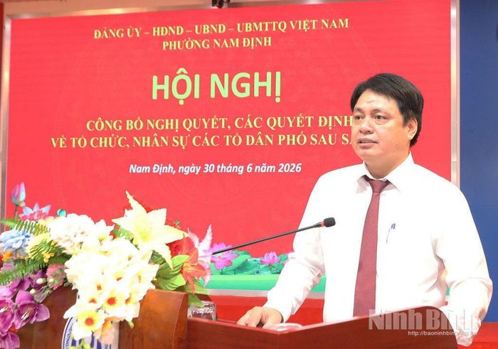 Đồng chí Trần Minh Thắng, Ủy viên Ban Thường vụ Tỉnh ủy, Bí thư Đảng ủy, Chủ tịch HĐND phường phát biểu tại hội nghị. Ảnh: Việt Thắng