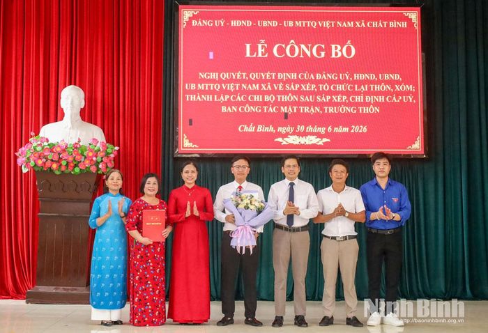 Lãnh đạo xã Chất Bình trao Quyết định thành lập Chi bộ cho Chi ủy thôn Xuân Thiện. Ảnh: Lê Dũng