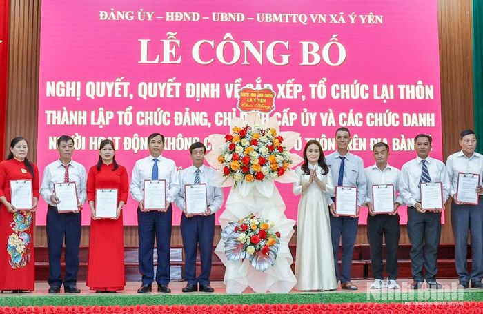 Lãnh đạo xã Ý Yên trao các quyết định về chỉ định Ban chi ủy, Bí thư, Phó Bí thư các chi bộ. Ảnh: Viết Dư
