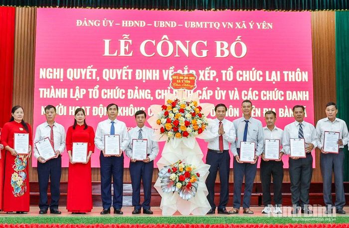 Đồng chí Nguyễn Hùng Mạnh, Tỉnh ủy viên, Bí thư Đảng ủy, Chủ tịch HĐND xã Ý Yên trao các Quyết định thành lập các chi bộ. Ảnh: Viết Dư