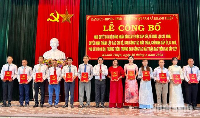 Lãnh đạo xã Khánh Thiện trao quyết định cho các Trưởng thôn sau sắp xếp. Ảnh: Phạm Hồng Minh