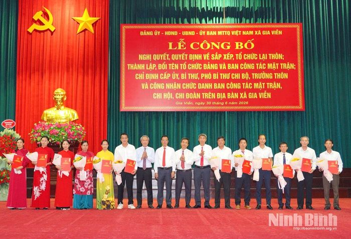 Lãnh đạo xã Gia Viễn trao các quyết định chỉ định Trưởng thôn sau sắp xếp. Ảnh: Bùi Linh