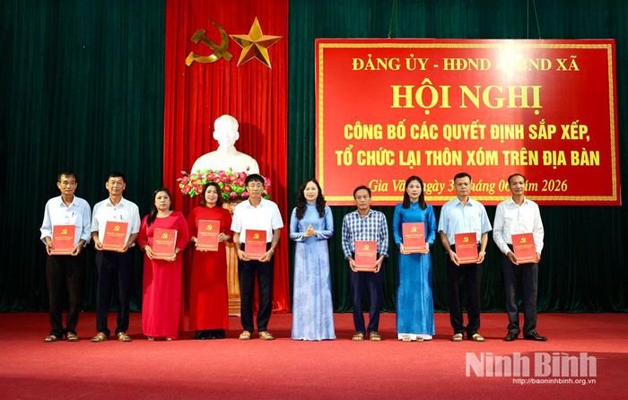 Đồng chí Nguyễn Thị Hồng Hạnh, Tỉnh ủy viên, Bí thư Đảng ủy, Chủ tịch HĐND xã Gia Vân trao Quyết định thành lập các chi bộ thôn mới sau sắp xếp. Ảnh: Ánh Trần