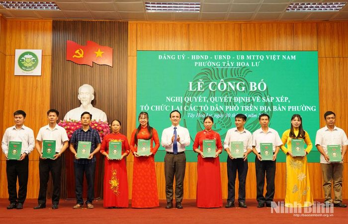 Đồng chí Cao Trường Sơn, Tỉnh ủy viên, Bí thư Đảng ủy, Chủ tịch HĐND phường Tây Hoa Lư trao quyết định chỉ định Bí thư chi bộ các tổ dân phố. Ảnh: Hoa Hiên
