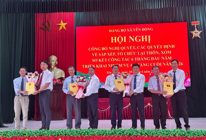 Lãnh đạo xã Yên Đồng trao quyết định, tặng hoa chúc mừng các đồng chí Bí thư chi bộ, Trưởng thôn và Trưởng Ban Công tác Mặt trận các thôn trên địa bàn xã. Ảnh: Nguyễn Lựu