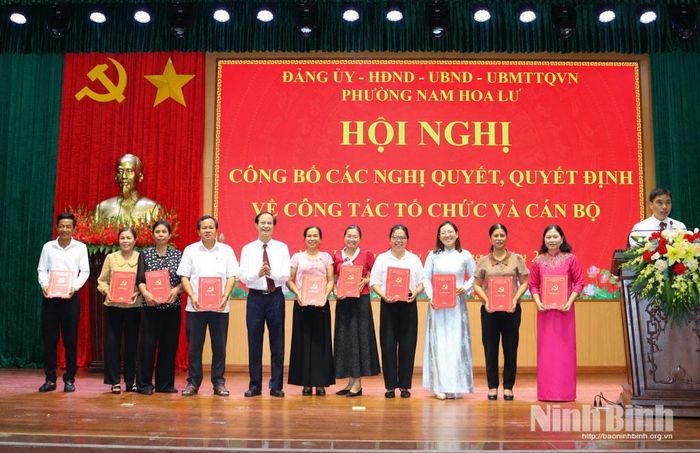 Đồng chí Bùi Thiện Thi, Tỉnh ủy viên, Bí thư Đảng ủy, Chủ tịch HĐND phường Nam Hoa Lư trao các Quyết định chỉ định Bí thư Chi bộ các tổ dân phố. Ảnh: Khánh Dũng