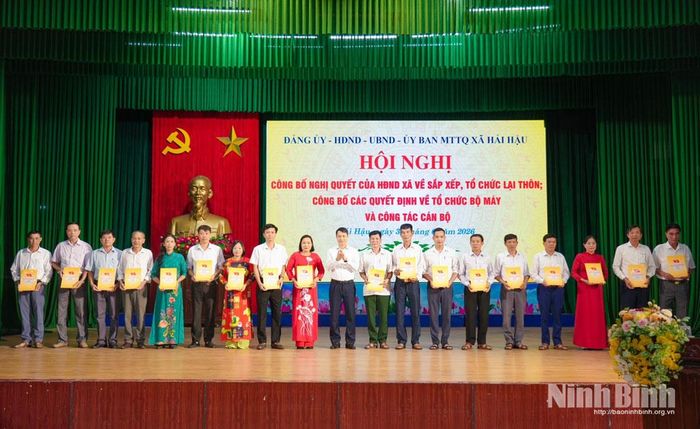Lãnh đạo xã Hải Hậu trao quyết định và chúc mừng các đồng chí được chỉ định Bí thư Chi bộ thôn sau sắp xếp. Ảnh: Nguyễn Huy