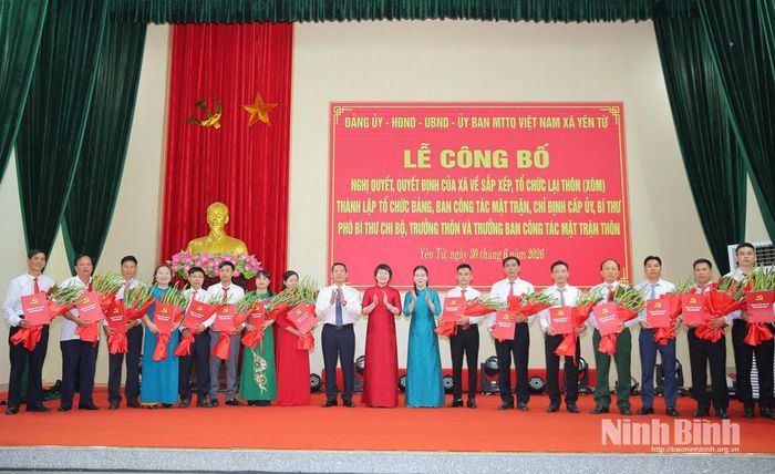 Lãnh đạo xã Yên Từ trao quyết định thành lập Chi bộ thôn (xóm) và quyết định chỉ định Bí thư chi bộ thôn (xóm). Ảnh: Anh Tuấn