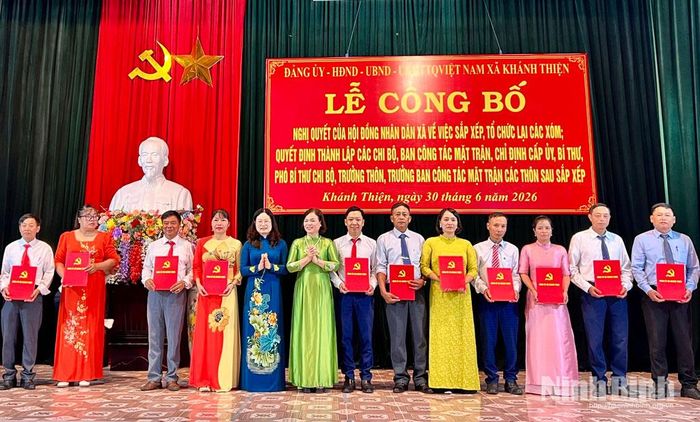 Đồng chí Vũ Thị Kim, Tỉnh ủy viên, Trưởng Ban Pháp chế HĐND tỉnh và lãnh đạo xã Khánh Thiện trao quyết định cho các Bí thư chi bộ thôn sau sắp xếp. Ảnh: Phạm Hồng Minh
