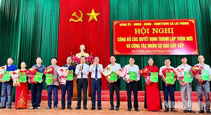 Lãnh đạo xã Lai Thành trao các quyết định và tặng hoa chúc mừng các đồng chí Bí thư Chi bộ thôn được giao nhiệm vụ mới. Ảnh: Phạm Hồng Minh