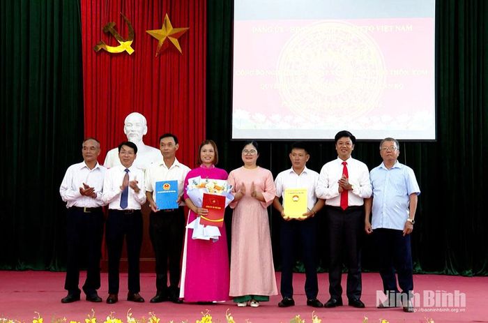 Lãnh đạo xã Phú Sơn trao các quyết định chỉ định các chức danh Bí thư, Trưởng thôn, Trưởng Ban Công tác Mặt trận các thôn. Ảnh: Đào Hằng