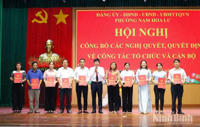 Lãnh đạo UBND phường Nam Hoa Lư trao các Quyết định chỉ định Tổ trưởng các tổ dân phố lâm thời. Ảnh: Khánh Dũng