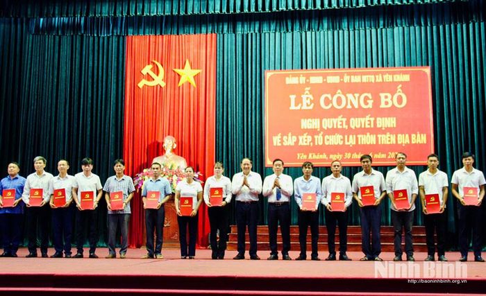 Lãnh đạo xã Yên Khánh trao các quyết định cho các đồng chí Bí thư thôn sau sắp xếp. Ảnh: Minh Hải