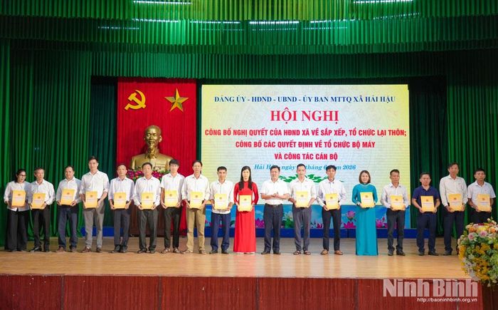 Lãnh đạo xã Hải Hậu trao quyết định thành lập các thôn sau sắp xếp. Ảnh: Nguyễn Huy