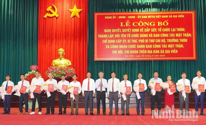 Lãnh đạo xã Gia Viễn trao các quyết định thành lập các chi bộ sau sắp xếp. Ảnh: Bùi Linh