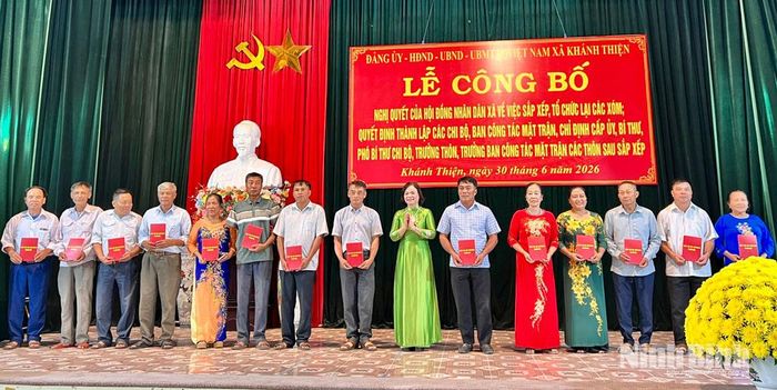 Lãnh đạo xã Khánh Thiện tặng hoa tri ân các đồng chí Bí thư Chi bộ, Trưởng thôn và Trưởng Ban Công tác Mặt trận thôi tham gia công tác. Ảnh: Phạm Hồng Minh
