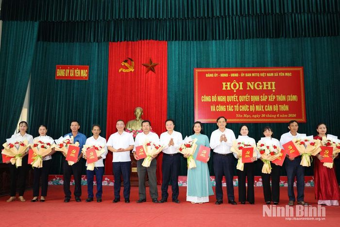 Lãnh đạo xã trao quyết định và hoa chúc mừng các Bí thư chi bộ mới thành lập. Ảnh: Đinh Huyền
