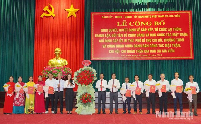 Lãnh đạo Ủy ban Mặt trận Tổ quốc tỉnh và lãnh đạo xã Gia Viễn trao Nghị quyết thành lập thôn sau sắp xếp. Ảnh: Bùi Linh