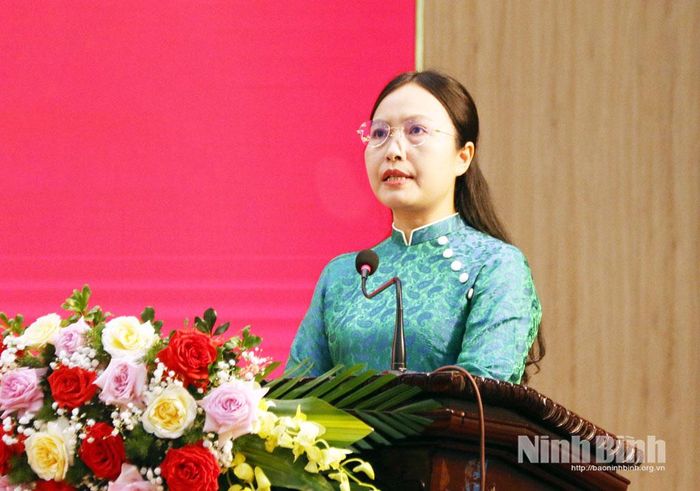 Đồng chí Bùi Thị Thu Hiền, Bí thư Đảng ủy, Chủ tịch HĐND xã Yên Mô phát biểu tại hội nghị. Ảnh: Trần Ích